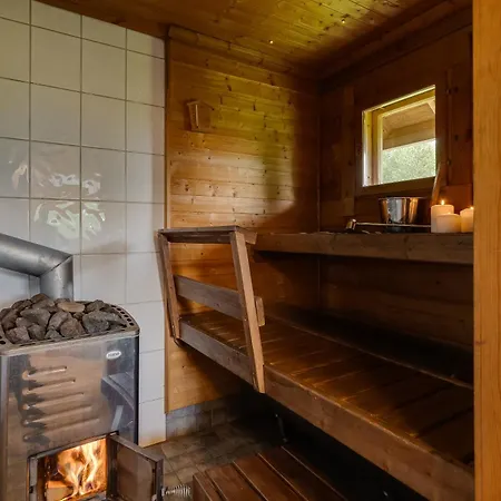 Tennihovi I Wood-fired Sauna - Finnish Kota Chalet Jokela (Lapland)
